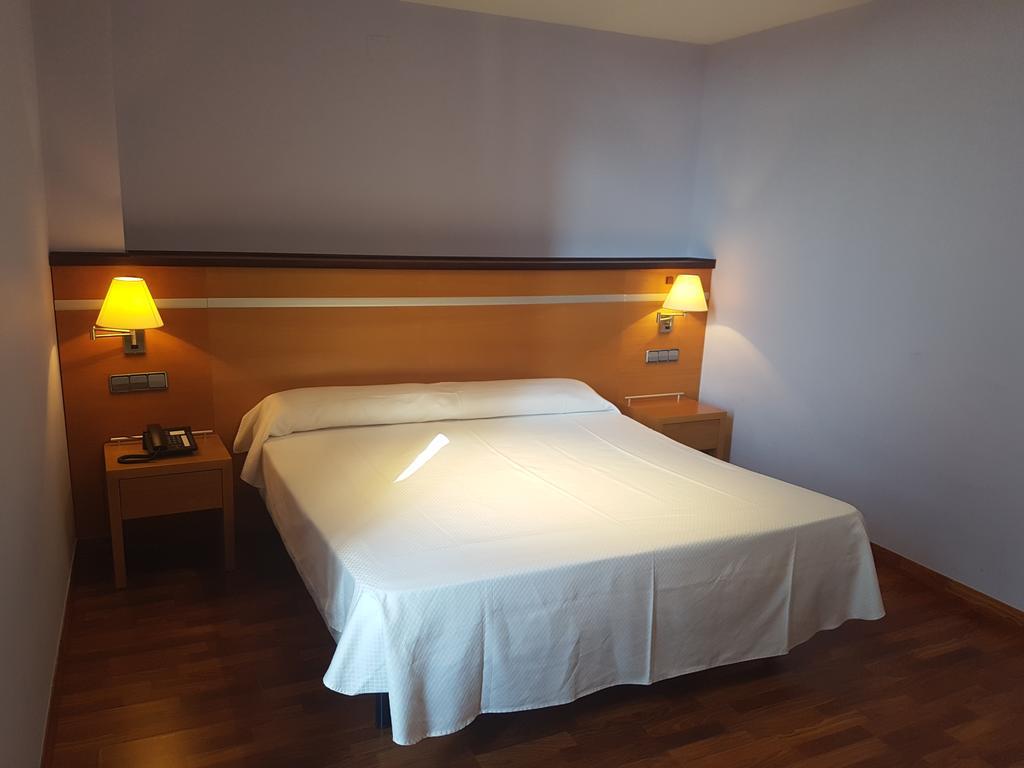 Hotel Isur Льєрена Екстер'єр фото
