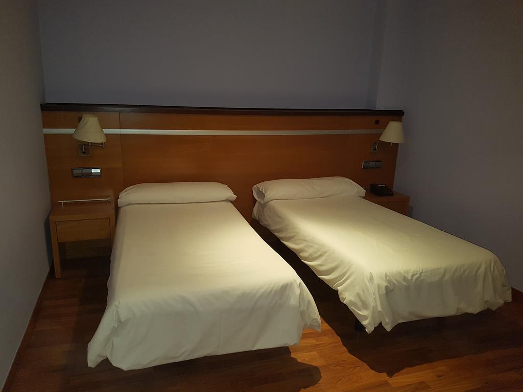 Hotel Isur Льєрена Екстер'єр фото